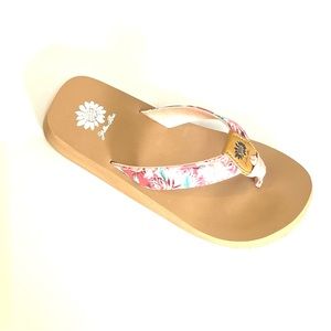 Yellow box kids flip flops FLORISA2. Toast medium width New in box